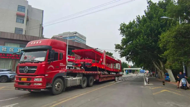 华豹新材料专业涂装赋能中国轨道装备出海欧洲！助力中车山东德铁 560.4 型汽车 运输车全球投运