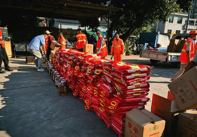 善行延续,致敬城市微光|美惠石感漆情暖云县环卫一线