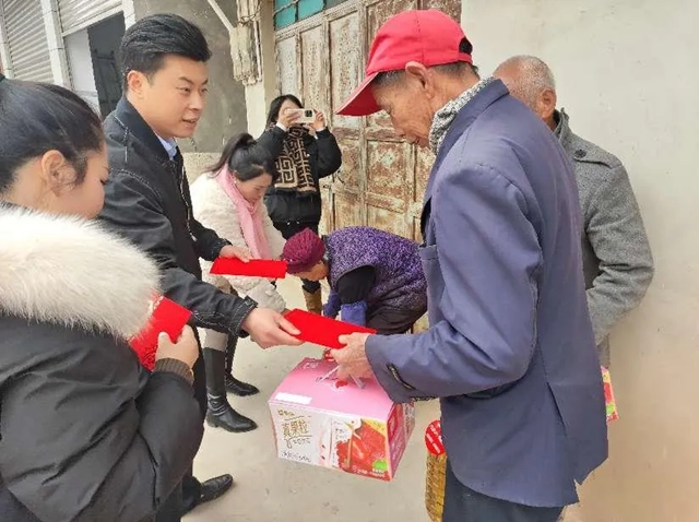 善行延续,致敬城市微光|美惠石感漆情暖云县环卫一线