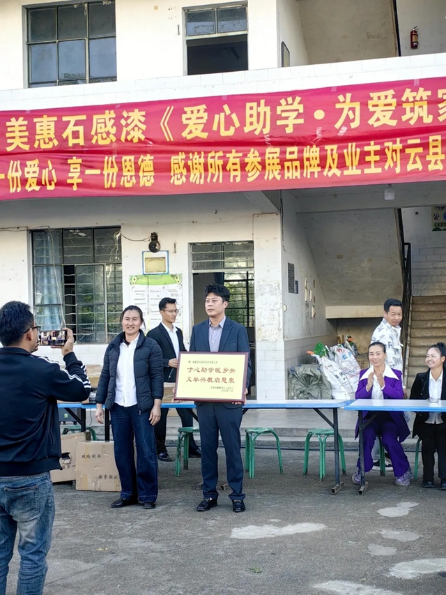 善行延续,致敬城市微光|美惠石感漆情暖云县环卫一线