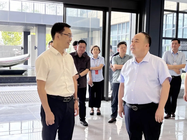 襄州区区委副书记、代区长李锋一行莅临九阳防水调研