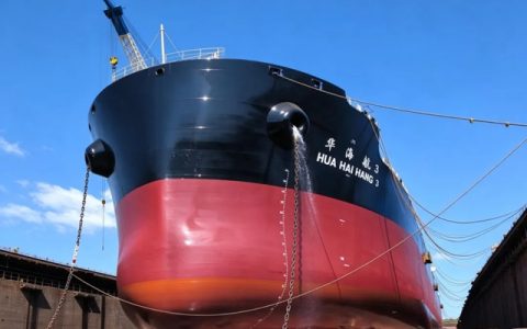 国庆坚守坞修一线 双瑞涂料完成“华海航3”轮绿色涂装