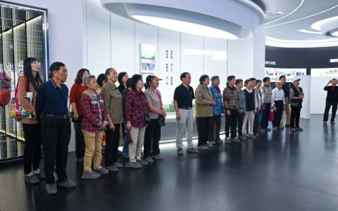 机械二村老职工走进晨光涂料共话工业传承