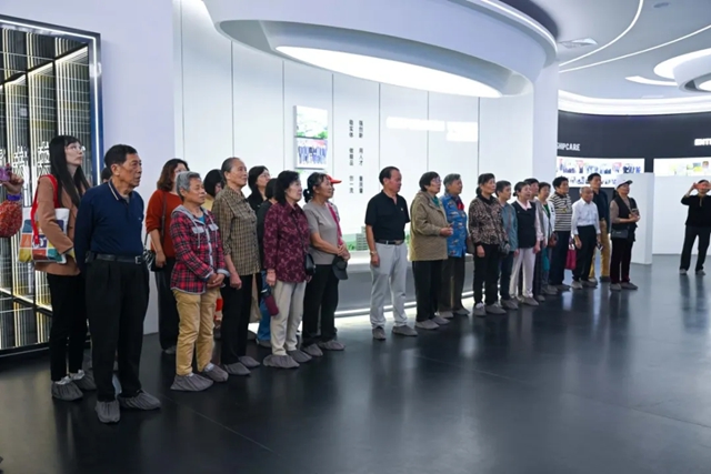 机械二村老职工走进晨光涂料共话工业传承